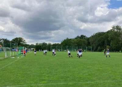 Fußballfeld mit Spielern.